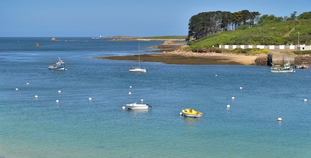 Bela vista do mar com pequenos barcos e barco de pesca no aber benoit na bretanha frança