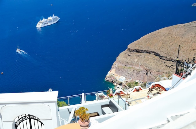 Bela vista do mar das montanhas de santorini