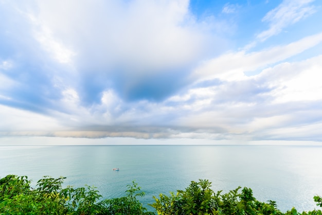 Bela vista do mar do ponto de vista de Noen-Nangphaya na província de Chanthaburi, Tailândia