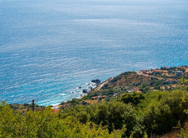 Bela vista do mar no mar Egeu na Grécia