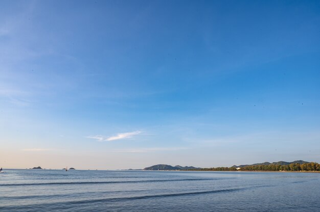 Bela vista do nascer do sol da praia Khao Takiab em huahin Prachuap Khiri Khan, Tailândia