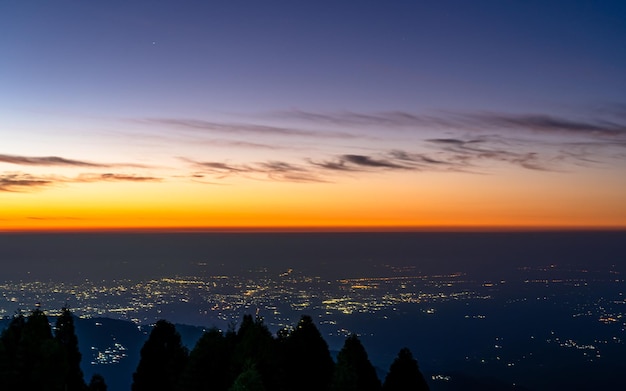 Bela vista do nascer do sol de Shree Antu Hill, em Ilam, Nepal.