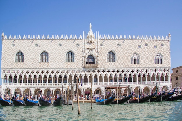 Bela vista do Palácio dos Doges e da Basílica de São Marcos em Veneza, Itália