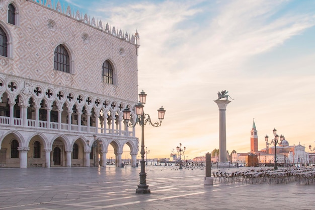 Bela vista do Palácio Ducal e da coluna de São Marcos na Piazza San Marco em Veneza, Itália