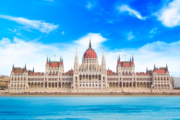 Bela vista do Parlamento húngaro em Budapeste, Hungria