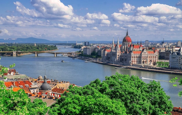 Bela vista do Parlamento no Danúbio em Budapeste Hungria.