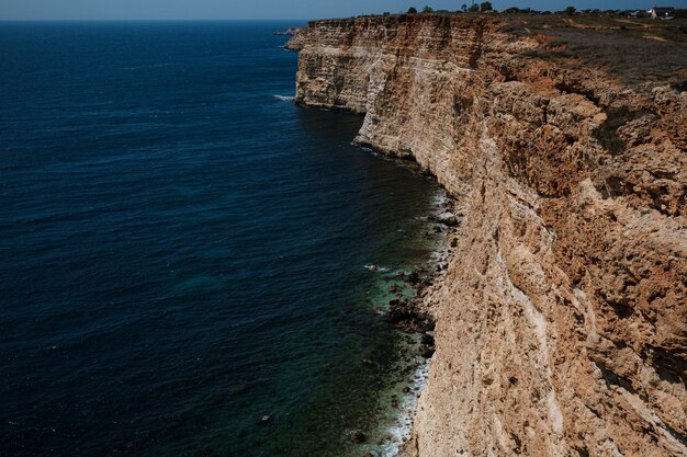 Bela vista do penhasco no mar azul