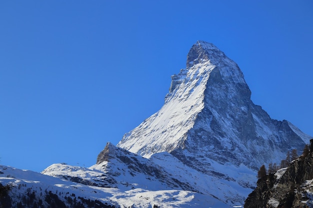 Foto bela vista do pico matterhorn no vale de zermatt no inverno suíça natureza conceito de fundo