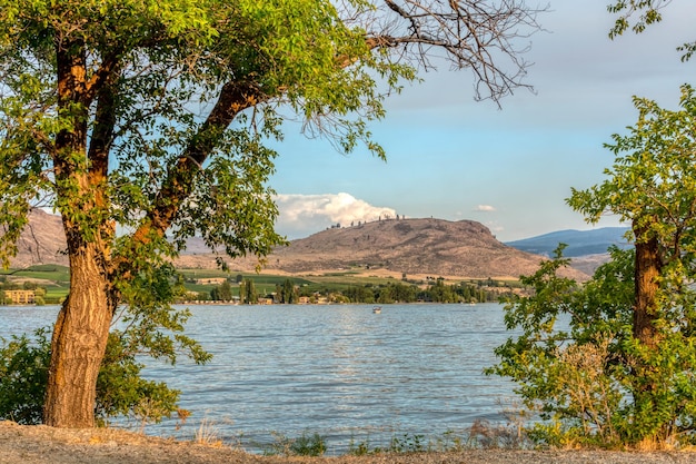 Foto bela vista do pôr-do-sol dourado no lago osoyoos