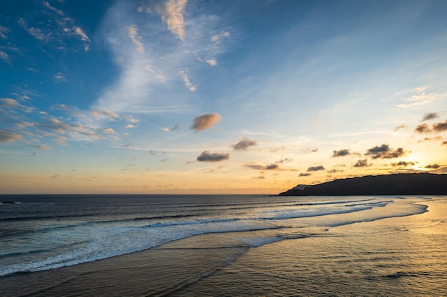 Bela vista do pôr do sol na praia tropical em lombok indonésia