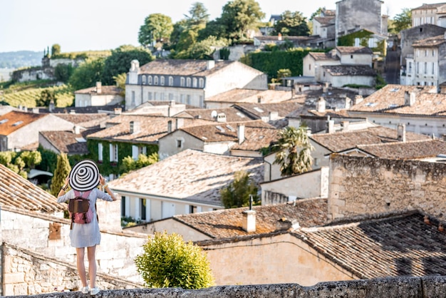 Bela vista do pôr do sol na vila de Saint Emilion com uma turista mulher na região de Bordeaux, na França