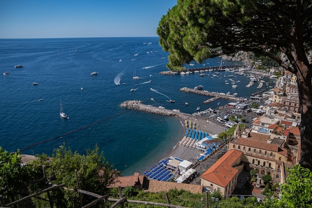 Bela vista do resort de verão italiano da Costa Amalfitana nas margens do mar Tirreno