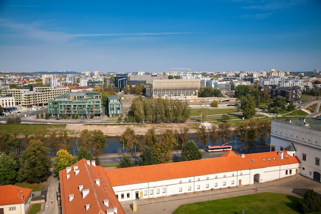 Bela vista do rio Neris e uma parte residencial de Vilnius - capital da Lituânia, da Torre de Gediminas