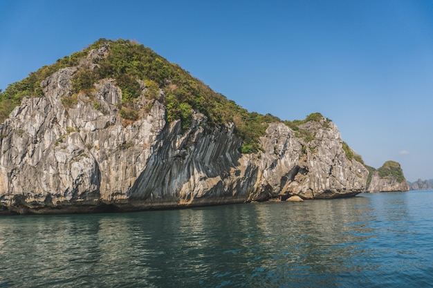 Bela vista do rock iisland na baía de halong no vietnã