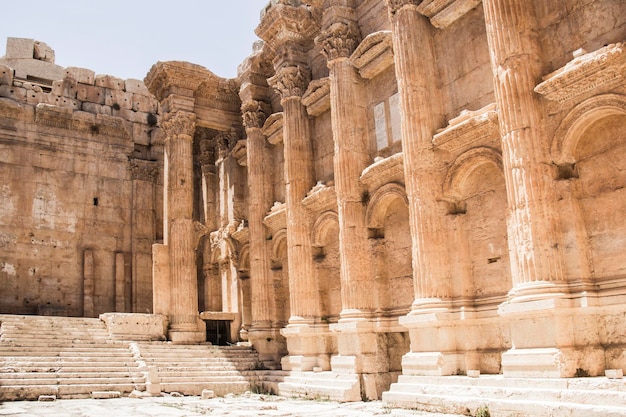 Bela vista do Templo de Baco na antiga cidade de Baalbek, Líbano