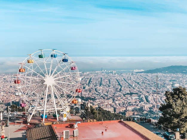 Bela vista do topo da montanha Tibidabo, Barcelona. Viajar na Espanha. Conceito de turismo e lazer.