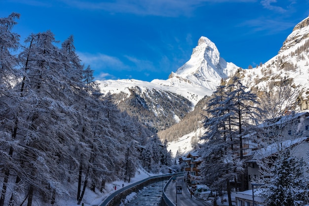 Bela vista do vale de zermatt com pico matterhorn em zermatt, suíça