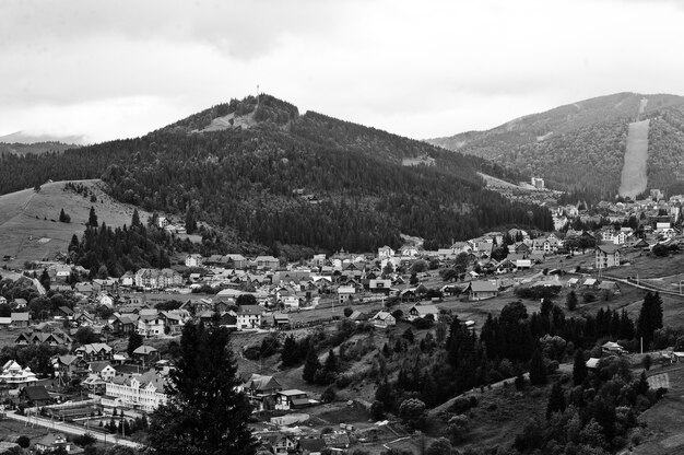 Bela vista do verão no famoso cume dos Cárpatos, Ucrânia, Bukovel.