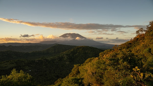 Bela vista do vulcão adormecido no vale da montanha tropical.