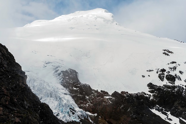 Bela vista do vulcão Cayambe no Equador