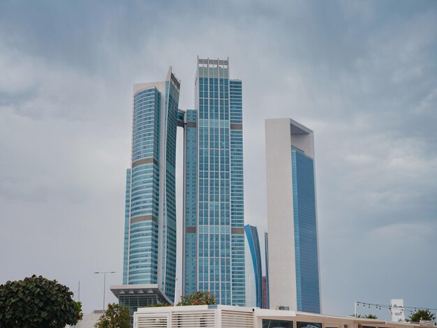Bela vista dos arranha-céus de Abu Dhabi