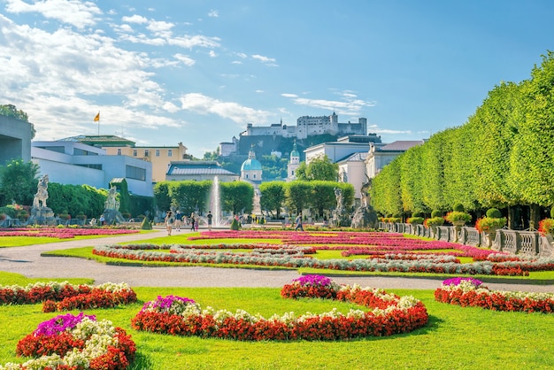 Bela vista dos famosos Jardins Mirabell com a velha e histórica Fortaleza Hohensalzburg ao fundo, Salzburgo, na Áustria
