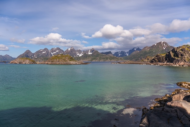 Bela vista dos fiordes noruegueses com águas turquesas rodeadas por céu nublado