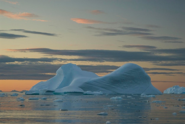 Bela vista dos icebergs na Antártica