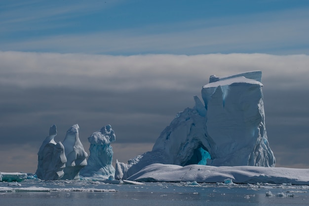 Foto bela vista dos icebergs na antártica