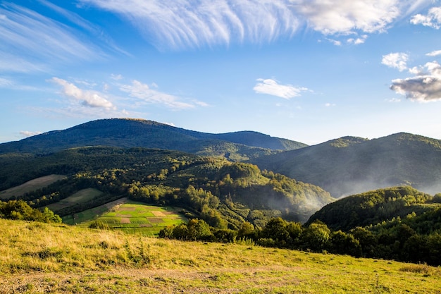 Bela vista dos topos das montanhas cobertas de floresta verde