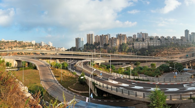 Bela vista e pontes em Haifa no dia do julgamento, Israel