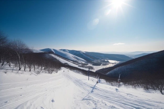 Bela vista fria da montanha do dia ensolarado de inverno da estância de esqui