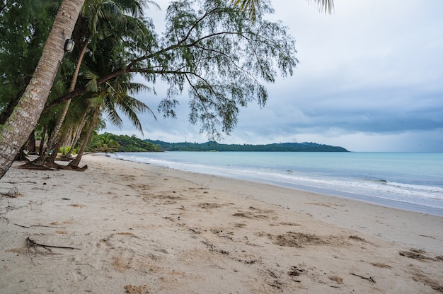 Bela vista idílica da paisagem marinha na ilha kohkood em viagens de baixa temporada. koh kood, também conhecido como ko kut, é uma ilha no golfo da tailândia