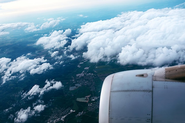 bela vista incrível para a terra e o céu da aeronave