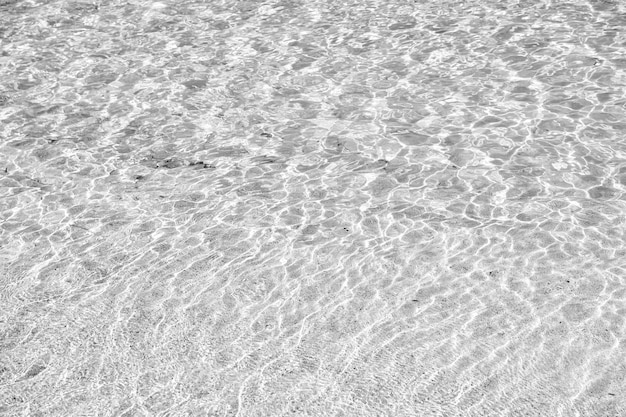 Bela vista marinha na linha da costa do mar com água limpa de surf ondulada na praia no dia ensolarado como fundo natural