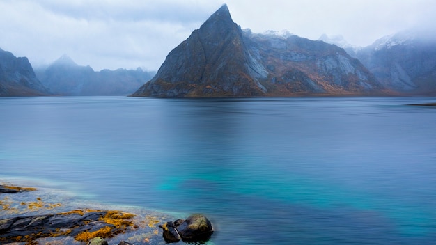 Bela vista montanha e mar na vila de hamnoy, lofoten, noruega