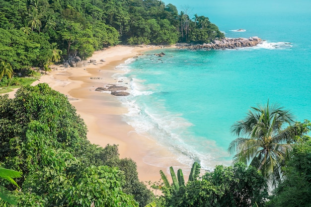 Bela vista na paisagem de praia top verão e cordilheira na praia de patong phuket tailândia