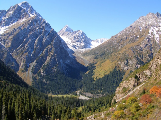 Bela vista nas montanhas Tien-Shan em setembro