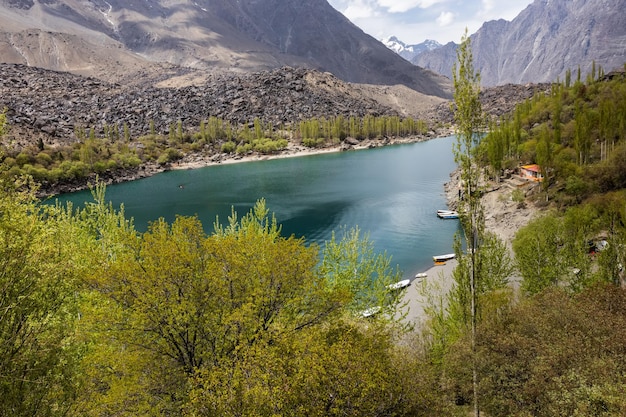 Foto bela vista no lago borith, perto da geleira passu, em gilgitbaltistan, paquistão