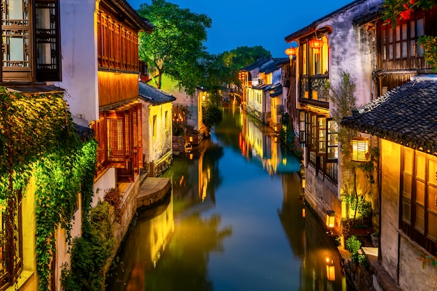 Bela vista noturna de Zhouzhuang, uma cidade antiga na província de Jiangsu