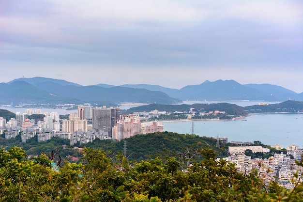 Bela vista panorâmica aérea da cidade de sanya do parque luhuitou. ilha de hainan, china.