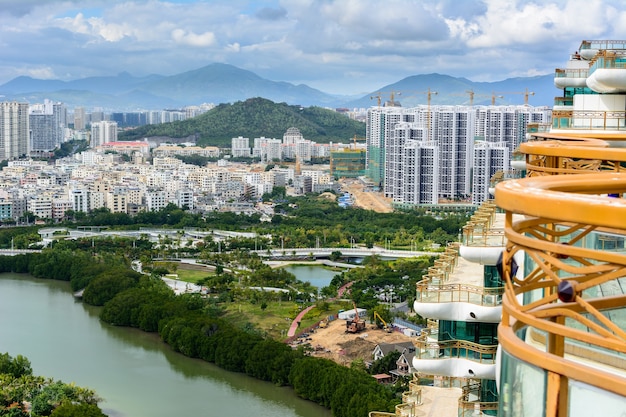 Foto bela vista panorâmica aérea da cidade de sanya do parque luhuitou. ilha de hainan, china.