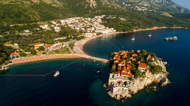 Bela vista panorâmica aérea na ilha Sveti Stefan em Budva, Montenegro.