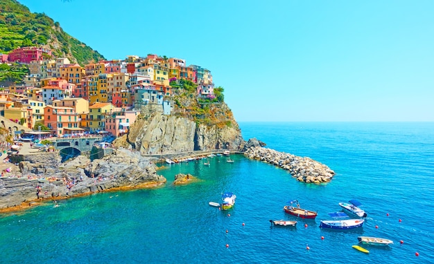 Bela vista panorâmica de manarola - uma pequena cidade em cinque terre, la spezia, itália