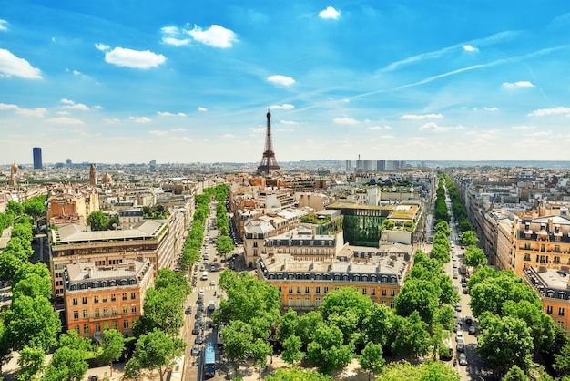 Bela vista panorâmica de Paris do telhado do Arco do Triunfo Vista da Torre Eiffel