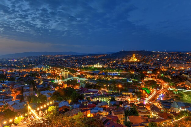 Bela vista panorâmica de Tbilisi da fortaleza de Narikala, na Geórgia