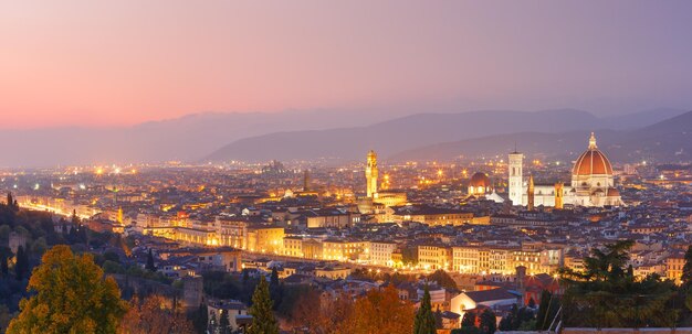 Bela vista panorâmica do Duomo Santa Maria Del Fiore e da torre do Palazzo Vecchio ao pôr do sol em Florença, Toscana, Itália