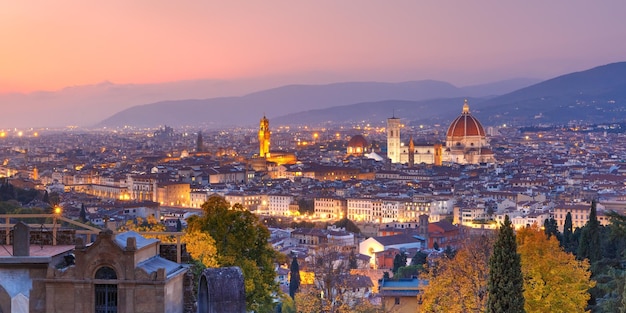 Bela vista panorâmica do Duomo Santa Maria Del Fiore e da torre do Palazzo Vecchio durante a hora azul da noite em Florença, Toscana, Itália