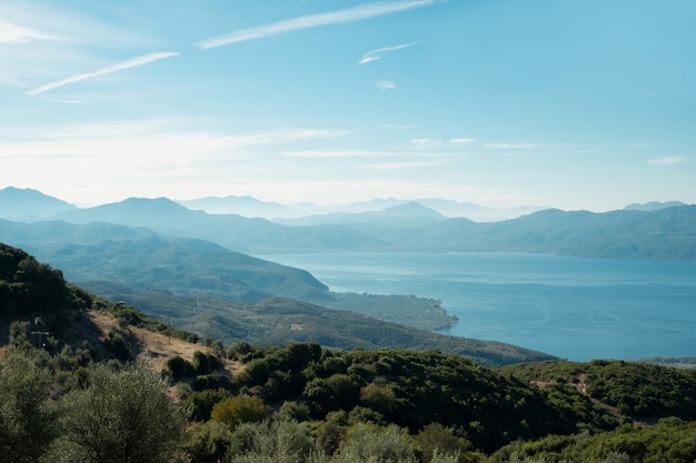 Bela vista panorâmica do lago Trichonida, nas montanhas da Grécia, manhã de verão