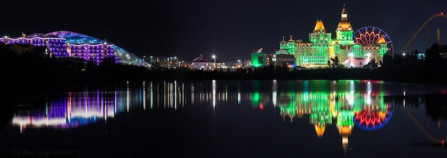 Bela vista panorâmica dos hotéis iluminados Bogatyr Sirius à noite no Parque Olímpico de Sochi
